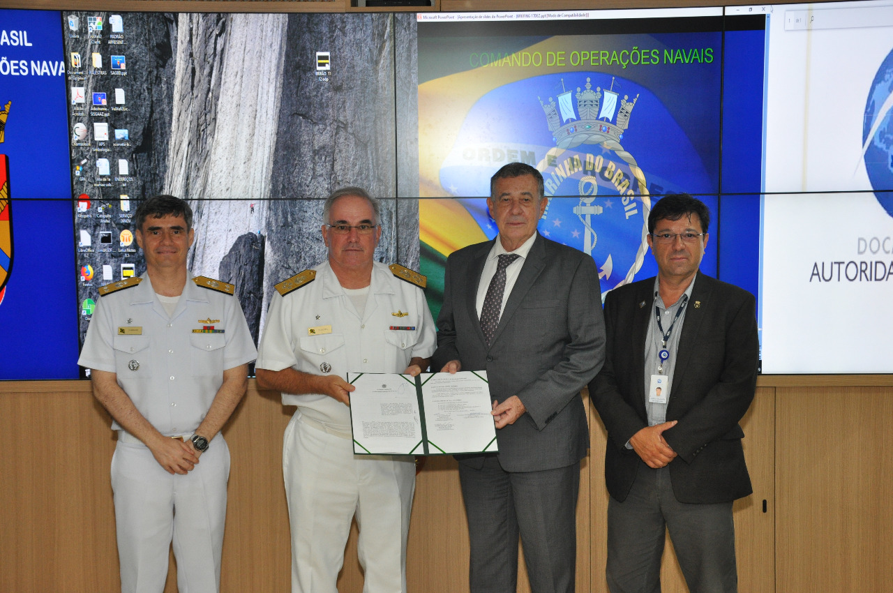 Na imagem, representando a Marinha do Brasil, o Comandante de Operações Navais, Alte Esq Puntel e o Subchefe de Operações do ComOpNav, CAlte Cassiano, e a Companhia Docas do Rio de Janeiro, o Diretor-Presidente, Vice-Almirante Laranjeira, e o Gestor de VTMIS do Porto do Rio de Janeiro, Marcelo Villas-Bôas.